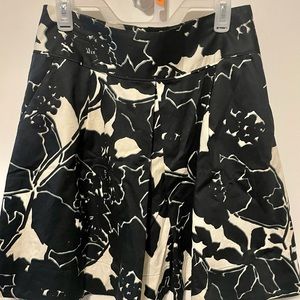 Knee length skirt from The Limited. Has pockets! Size M